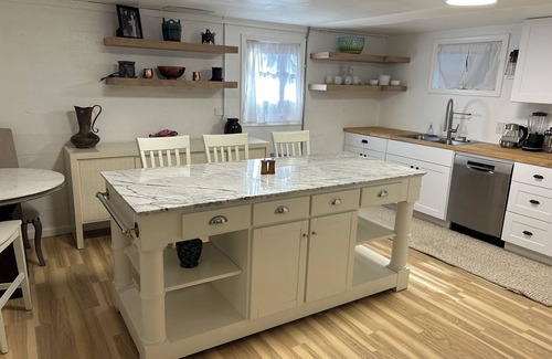 West Salem House | Wake up to Sunshine: Charming 3-bedroom house with AC, WiFi in lovely West Salem