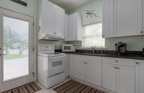 Sunset Beach Apartment | Walk barefoot to the beach! Private one bedrm apartment on Sunset Beach. Pets ok