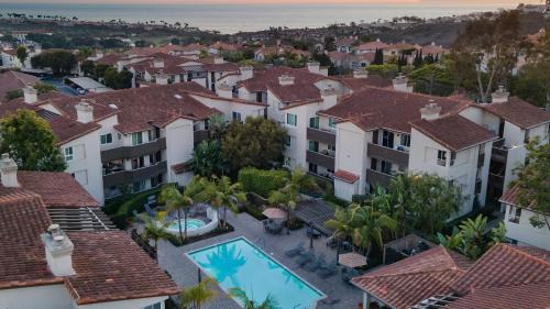 Monarch Beach House | Walk to Beach Pool Hot Tub Private Patio Parking Seabreeze Retreat