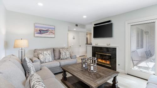Monarch Beach House | Walk to Beach Pool Hot Tub Private Patio Parking Seabreeze Retreat