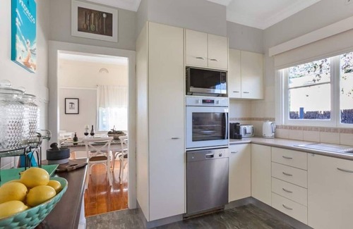 Dromana House | Walk to beach/shops Games room, linen Wifi. Pet friendly