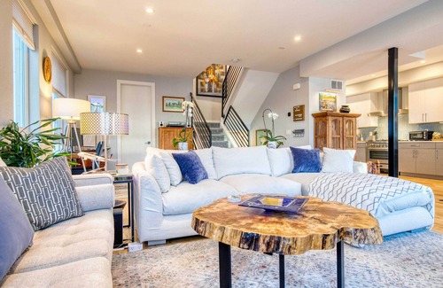 West Colfax House | Walk to Empower Field: Townhome w/Hot Tub!