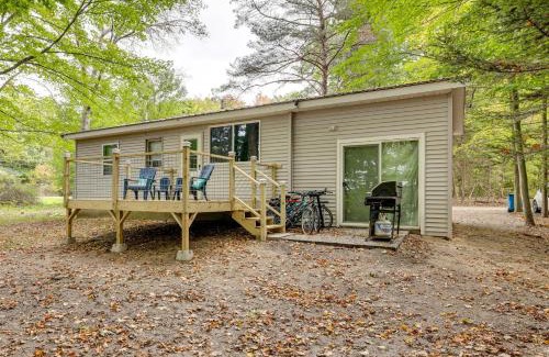 Ludington House | Walk to Lake Hamlin Cottage Near Boat Launch