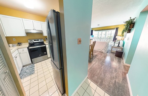 Saint Armands Key Condo | Walk to Lido Beach & Steps to St. Armand's Circle | Heated Pool and Spa | BBQ