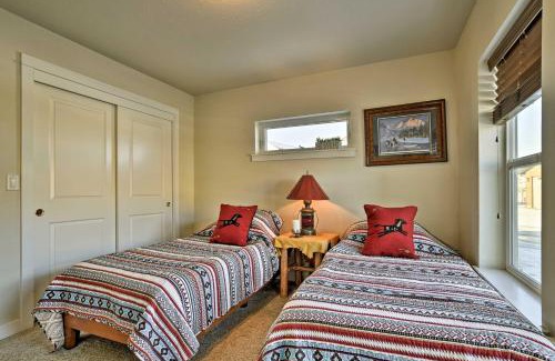 Ennis House | Walk to Main St! Ennis Townhome with Balcony
