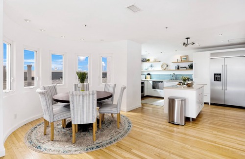 Sand Section House | Walk to Manhattan Beach, Ocean Views, Balcony & Peloton | Casa Del Mar