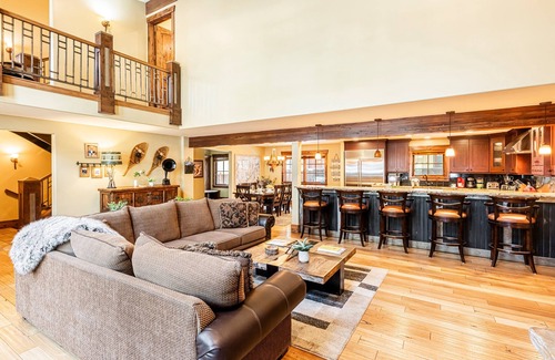 North Park City House | Walk to Park City Mountain! Cozy Winter Retreat for Large Groups, Private Hot Tub, Near Main St.