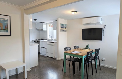 Ballarat East House | Walk to supermarket with Self-Check-In & Parking