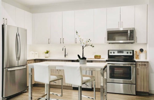 Cambridgeport Apartment | Walk to the Bay! Ships, Dining & Cambridge Minutes Away (KING BED,POOL)