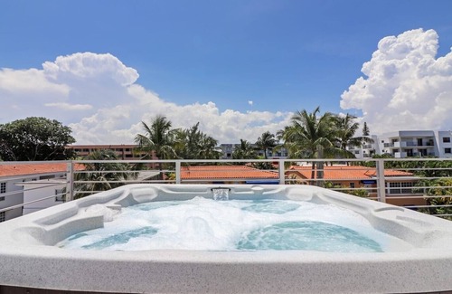 Biscayne Point House | *Walk to the Beach* Private Hot Tub* Rooftop Terrace*