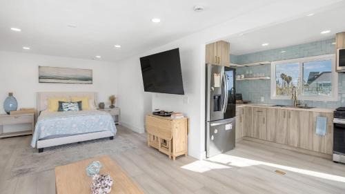 Huntington Beach House | Walk to the Sand Ocean Views Balcony Parking Sunset Surf