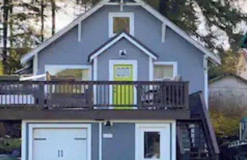 Petersburg House | Walkable 3 Bedroom Duplex with private Hot Tub, Porch, and Scenic Views