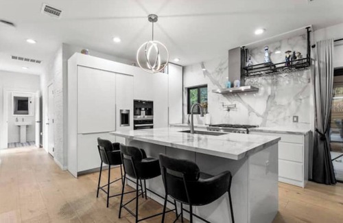 Holly Villa | Walkable 3-home 3,800 sq-ft Villa