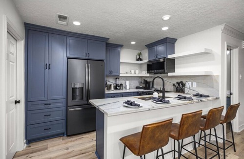 Montrose House | Walkable Montrose 2BR | Houston Mural | Sleeps 9
