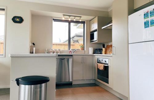 Hamilton House | Walking distance to Rototuna Shopping Centre