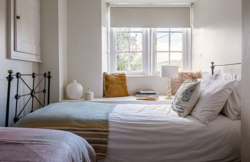 Nailsworth Cottage | Walkley Wood Cottage - sleeps 4 guests in 2 bedrooms