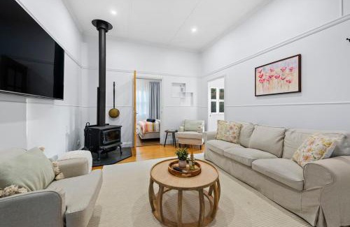 Newtown House | Wallace Cottage - Glennie, CBD, Quiet Leafy Street