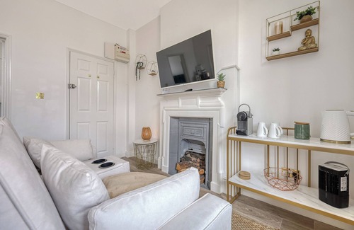 Wanstead Apartment | Wanstead Gem – Bright, Cosy & Immaculate High Street Apartment in East London
