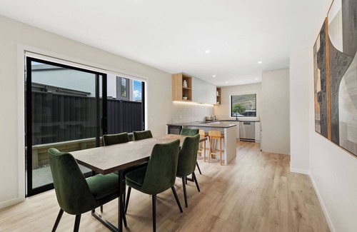 Lowburn House | Warm and stylish new home close to river, lake, restaurants and golf course.