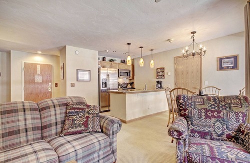 Historic District Condo | Warm , Inviting 1Br Winter Escape-Perfectly located Downtown by RedAwning