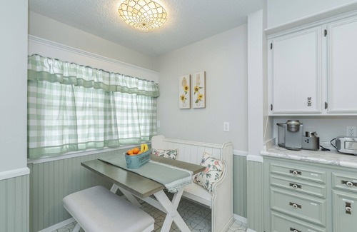 Kutzky Park Apartment | Warm Nest Inn - Spacious, Luxurious 2-bedroom, one block to St Mary's
