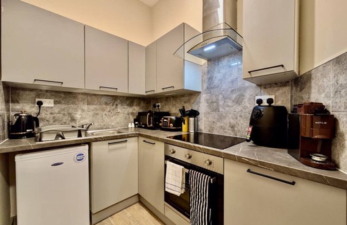 St. Mary's Park Apartment | Warm Studio Stay Near Battersea Park