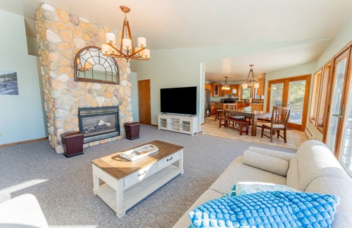 Gulliver House | Water's Edge on Michibay: Crisp Air, Bonfires & Lakeside Views – Your Autumn Escape!