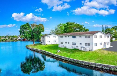 Survey Creek Apartment | Water View - King Bed - 1st Floor - Palm Wave Says