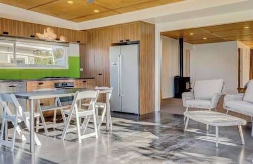 Pataua House | Waterfront 3-bedroom house + 3 bedroom cabin in beautiful Pataua South with WiFi