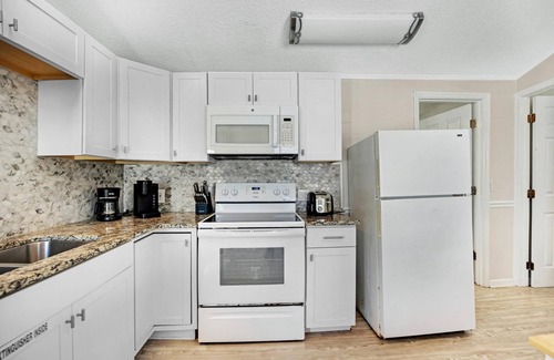 Key Largo House | Waterfront Cottage - Beach and Dockage! Open Water Views!