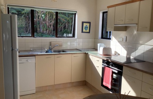 Parua Bay Cottage | Waterfront Cottage Parua Bay. Beaches, mountains.Walking distance to shops