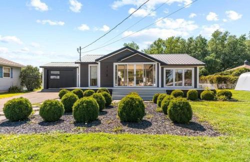 Pointe-du-Chene Ski Chalet | Waterfront Cottage 'The Dream' with Private Hot Tub