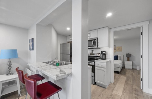 Queens Square Condo | Waterfront Deluxe 1 Bedroom Condo Downtown Ch'town