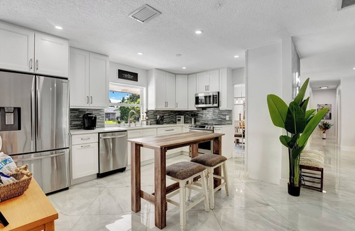 Coral Ridge Isles House | Waterfront Getaway | Heated Pool*Pets*Beach