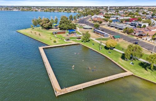 Yarrawonga House | Waterfront Haven