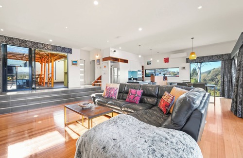 Lindisfarne House | Waterfront Home - Gorgeous Views - 2 Bedroom