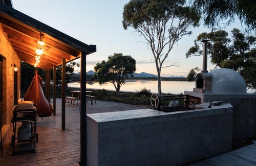 Coles Bay House | Waterfront - Hot Tub - Sauna - Serenity