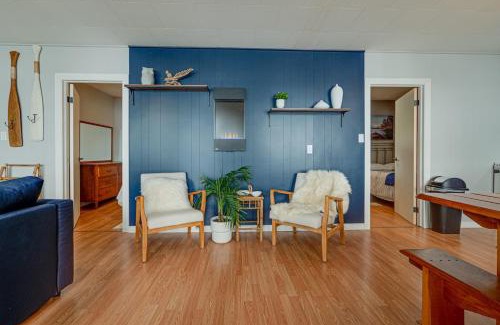 Algonquin Highlands House | Waterfront Night Owl Cottage on Halls Lake