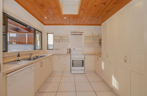 Pauanui House | Waterfront property - House plus guest house