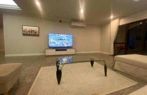 Bang Pakong Bed & Breakfast | Waterfront Royal Villa