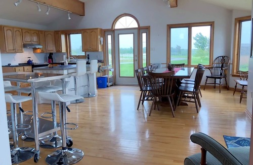 Vernon Bridge House | Waterfront, sleeps 12, Tesla Charger, 20 minutes from Charlottetown