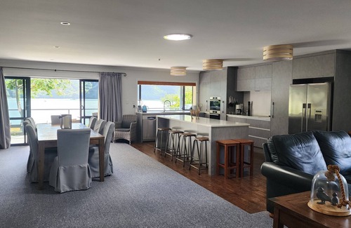 Havelock House | Waterfront & spacious. Room for cars & boat trailer. 6KM from Havelock Marina