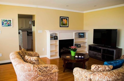 Stanhope House | Waterfront Vacation Home-Laundry inside、Air Conditioner-Perfect location!