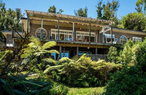Furneaux House | Waterfront villa Endeavour Inlet
