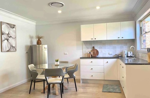 Tascott House | Waterfront with Previte Jetty 7 BR Holiday Home