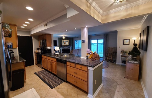 North Shore Condo | Waterfront Wonder - Steps to the Lake - Ground Floor!