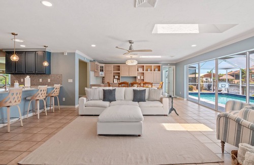 Caloosahatchee House | Waterloo: River Views! Spa! Heated Pool! 2+ Kings! Kayaks! Welcome to Paradise