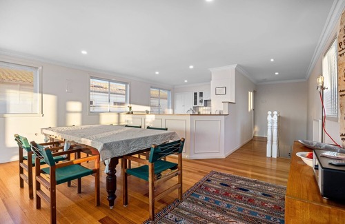 Frankston House | Waters Edge Summary: