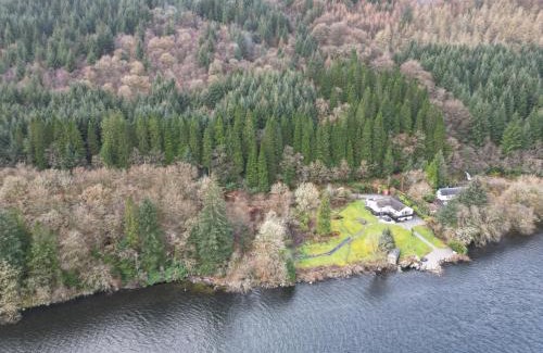 Arrochar House | WATERSIDE 3 BED COTTAGE, HOT TUB, SAUNA, PVT BEACH