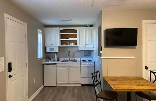 Crescent City Apartment | Waterview Efficiency Cottage